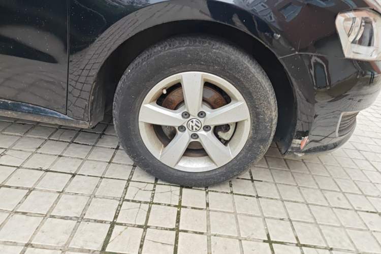 Used Volkswagen Lavida 2013 Revised Classic 1.6L Manual Fashion Edition Right Front Wheel Hub