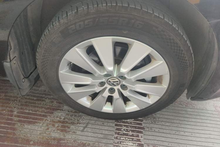 Used Volkswagen Lavida 2013 Restyled Classic 1.6L Automatic Comfort Edition Right Front Wheel Hub