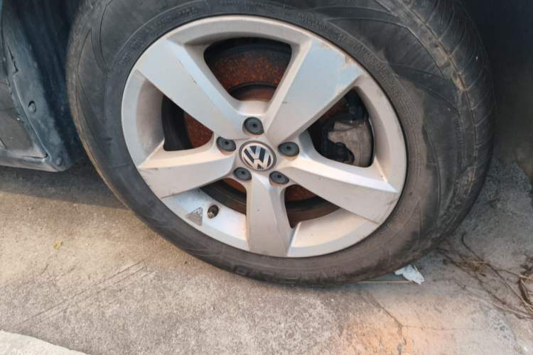 Used Volkswagen Lavida 2013 Revised Classic 1.6L Automatic Fashion Edition Right Front Wheel Hub