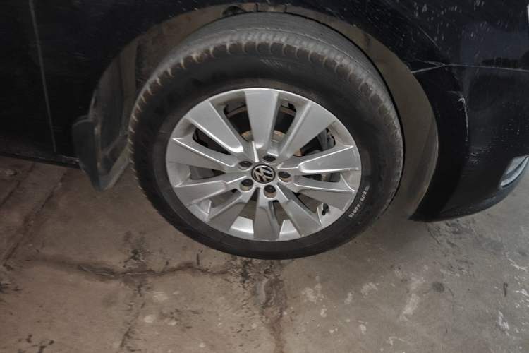 Used Volkswagen Lavida 2013 Restyled Classic 1.6L Manual Comfort Edition Right Front Wheel Hub