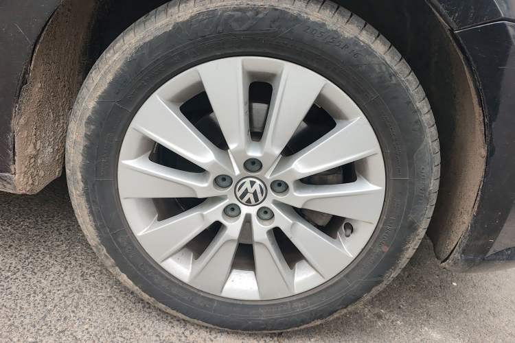 Used Volkswagen Lavida 2013 Restyled Classic 1.6L Manual Comfort Edition Right Front Wheel Hub