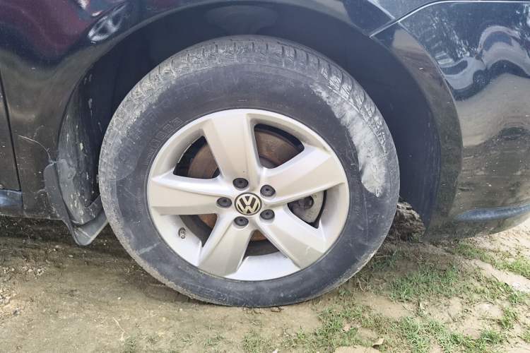 Used Volkswagen Lavida 2013 1.6L Manual Fashion Edition Right Front Wheel Hub