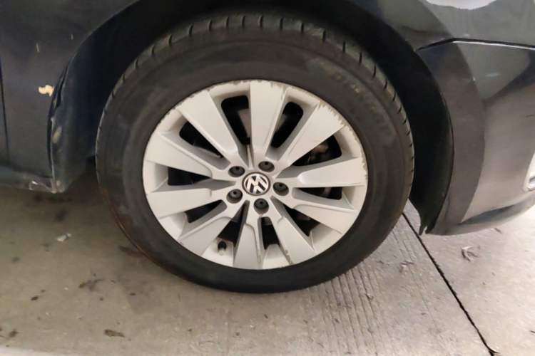 Used Volkswagen Lavida 2013 Revised Version 1.4 TSI DSG Comfort Edition Right Front Wheel Hub