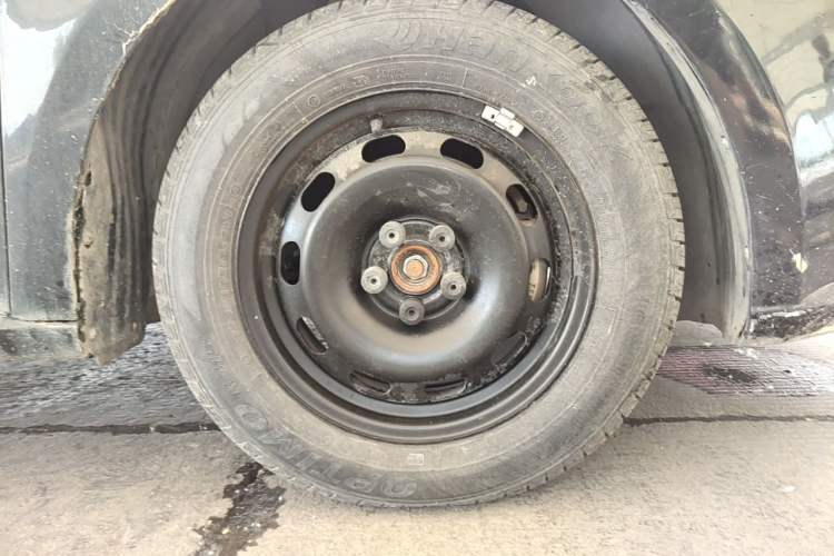 Used Volkswagen Lavida 2013 1.4TSI Manual Comfort Edition Right Front Wheel Hub