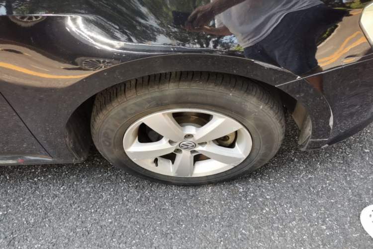 Used Volkswagen Lavida 2013 Revised Classic 1.6L Automatic Fashion Edition Right Front Wheel Hub