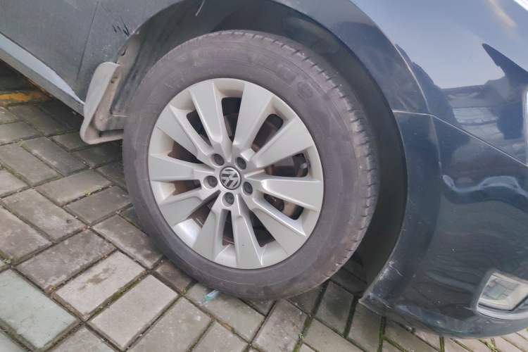 Used Volkswagen Lavida 2013 Restyled Classic 1.6L Manual Comfort Edition Right Front Wheel Hub