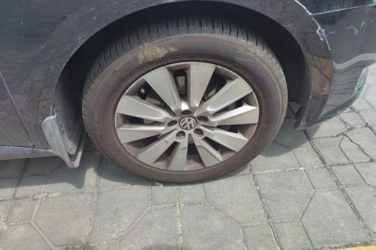 Used Volkswagen Lavida 2013 1.4TSI Manual Comfort Edition Right Front Wheel Hub