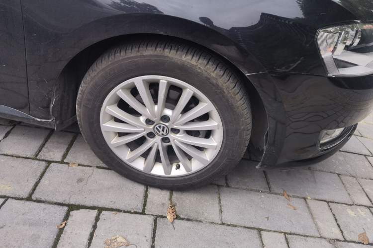 Used Volkswagen Lavida 2013 Revised Version 1.6L Automatic Luxury Edition Right Front Wheel Hub