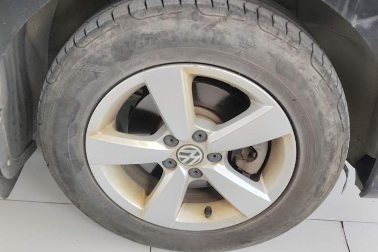 Used Volkswagen Lavida 2013 Revised Classic 1.6L Manual Fashion Edition Right Front Wheel Hub