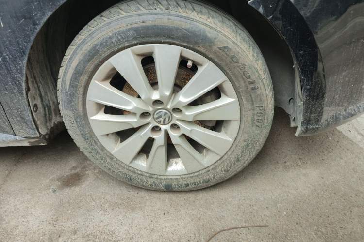 Used Volkswagen Lavida 2013 Restyled Classic 1.6L Manual Comfort Edition Right Front Wheel Hub