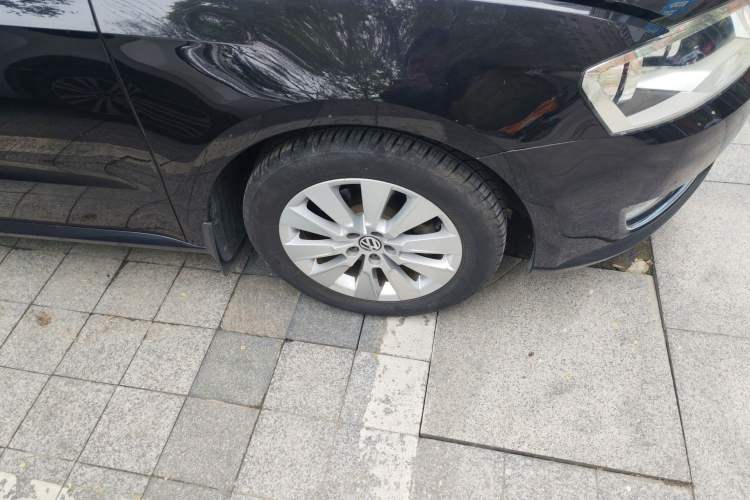 Used Volkswagen Lavida 2013 Restyled Classic 1.6L Manual Comfort Edition Right Front Wheel Hub