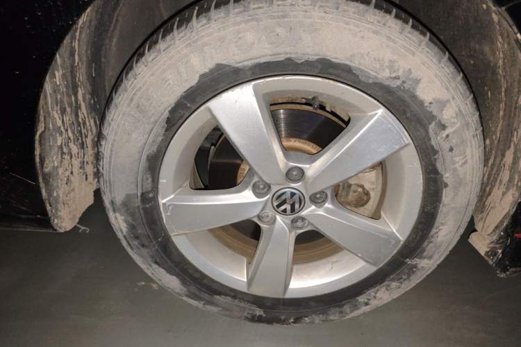 Used Volkswagen Lavida 2013 Revised Classic 1.6L Automatic Fashion Edition Right Front Wheel Hub