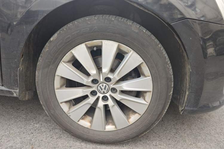 Used Volkswagen Lavida 2013 1.4TSI DSG Comfort Edition Right Front Wheel Hub