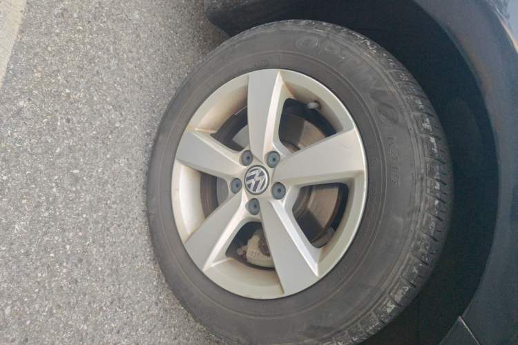 Used Volkswagen Lavida 2013 Revised Classic 1.6L Automatic Fashion Edition Right Front Wheel Hub