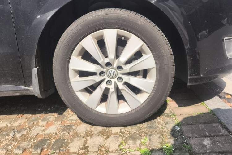 Used Volkswagen Lavida 2013 Restyled Classic 1.6L Automatic Comfort Edition Right Front Wheel Hub