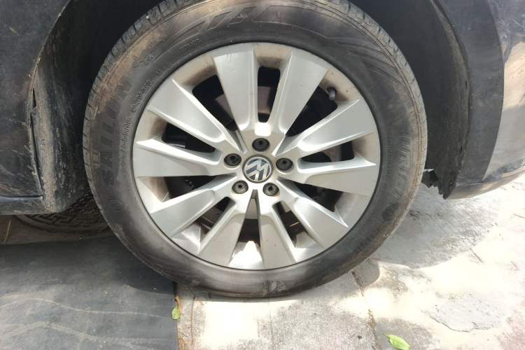 Used Volkswagen Lavida 2013 1.6L Manual Comfort Edition Right Front Wheel Hub