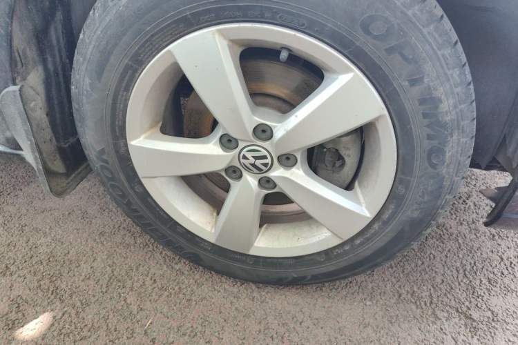 Used Volkswagen Lavida 2013 Revised Classic 1.6L Automatic Fashion Edition Right Front Wheel Hub