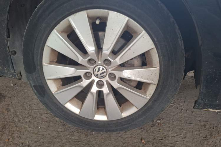 Used Volkswagen Lavida 2013 1.4TSI Manual Comfort Edition Right Front Wheel Hub
