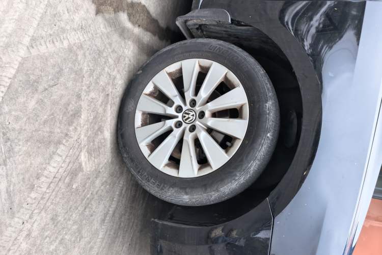 Used Volkswagen Lavida 2013 1.6L Automatic Comfort Edition Right Front Wheel Hub