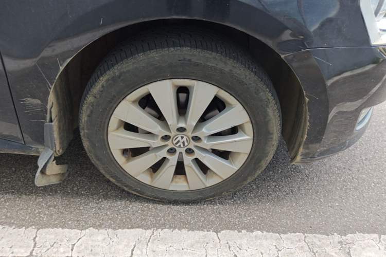 Used Volkswagen Lavida 2013 Restyled Classic 1.6L Manual Comfort Edition Right Front Wheel Hub