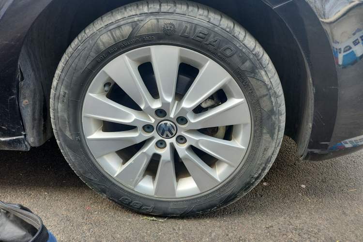 Used Volkswagen Lavida 2013 Restyled Classic 1.6L Automatic Comfort Edition Right Front Wheel Hub