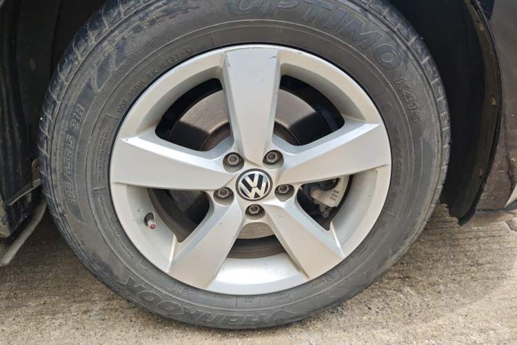 Used Volkswagen Lavida 2013 Revised Classic 1.6L Manual Fashion Edition Right Front Wheel Hub