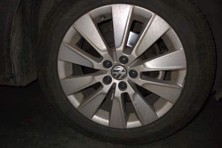 Used Volkswagen Lavida 2013 1.6L Manual Comfort Edition Right Front Wheel Hub