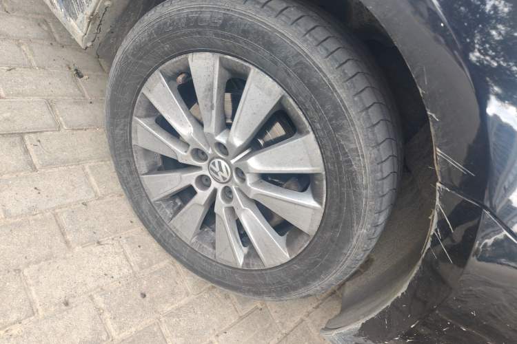 Used Volkswagen Lavida 2013 Revised Version 1.4 TSI Manual Comfort Edition Right Front Wheel Hub