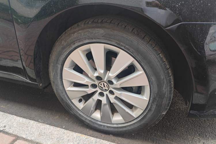 Used Volkswagen Lavida 2013 1.6L Automatic Comfort Edition Right Front Wheel Hub