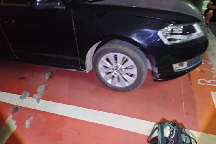 Used Volkswagen Lavida 2013 1.6L Automatic Comfort Edition Right Front Wheel Hub