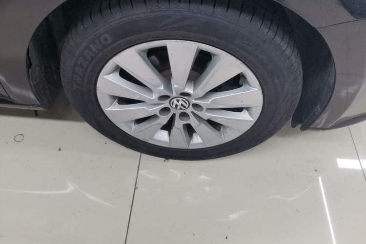 Used Volkswagen Lavida 2013 Revised Version 1.4 TSI DSG Comfort Edition Right Front Wheel Hub