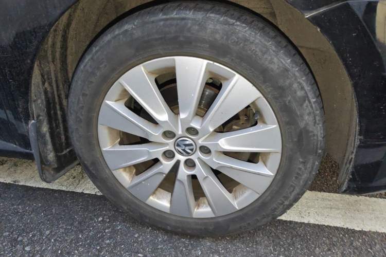 Used Volkswagen Lavida 2013 1.6L Automatic Comfort Edition Right Front Wheel Hub