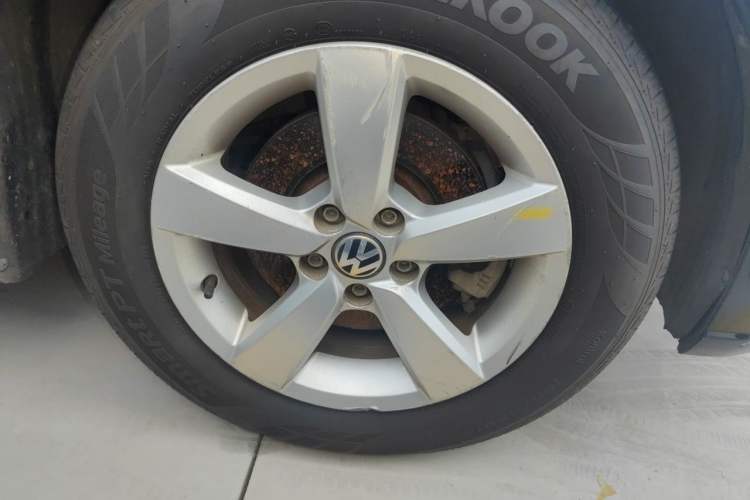 Used Volkswagen Lavida 2013 Revised Classic 1.6L Automatic Fashion Edition Right Front Wheel Hub