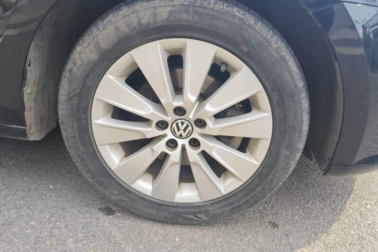 Used Volkswagen Lavida 2013 1.6L Manual Comfort Edition Right Front Wheel Hub