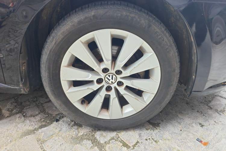 Used Volkswagen Lavida 2013 Restyled Classic 1.6L Manual Comfort Edition Right Front Wheel Hub