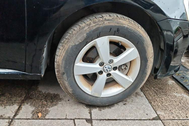 Used Volkswagen Lavida 2013 Revised Classic 1.6L Manual Fashion Edition Right Front Wheel Hub