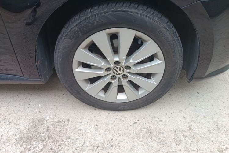 Used Volkswagen Lavida 2013 1.4TSI Manual Comfort Edition Right Front Wheel Hub