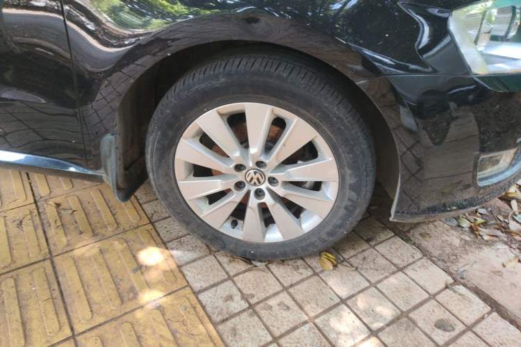 Used Volkswagen Lavida 2013 Restyled Classic 1.6L Manual Comfort Edition Right Front Wheel Hub