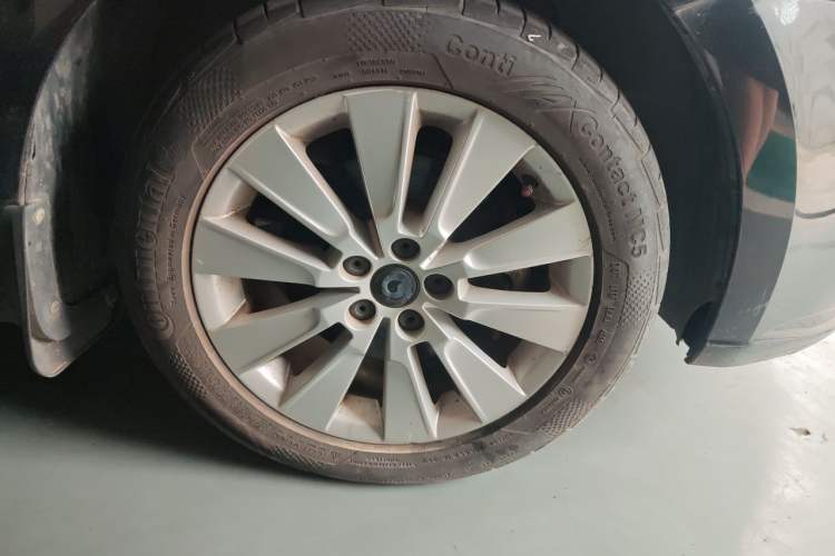 Used Volkswagen Lavida 2013 1.6L Automatic Comfort Edition Right Front Wheel Hub