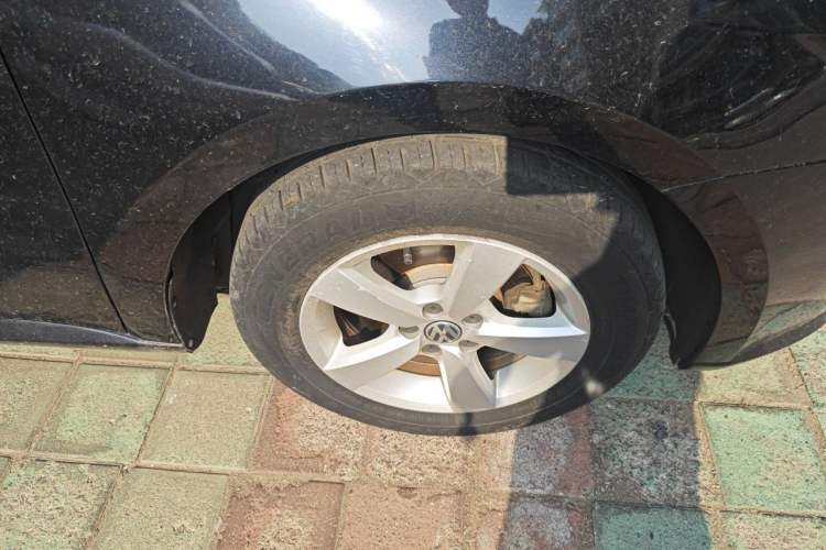 Used Volkswagen Lavida 2013 1.6L Automatic Fashion Edition Right Front Wheel Hub