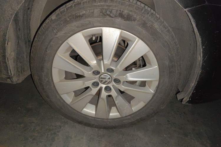 Used Volkswagen Lavida 2013 1.6L Manual Comfort Edition Right Front Wheel Hub