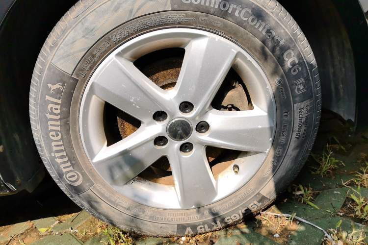 Used Volkswagen Lavida 2013 Classic 1.6L Manual Fashion Edition Right Front Wheel Hub