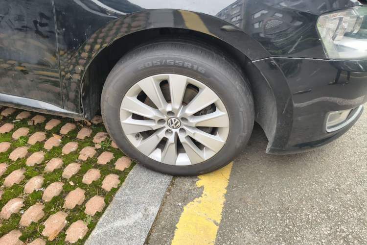 Used Volkswagen Lavida 2013 Revised Version 1.4 TSI Manual Comfort Edition Right Front Wheel Hub