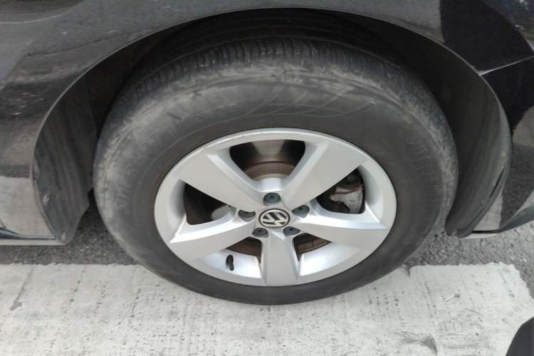 Used Volkswagen Lavida 2013 Revised Classic 1.6L Automatic Fashion Edition Right Front Wheel Hub