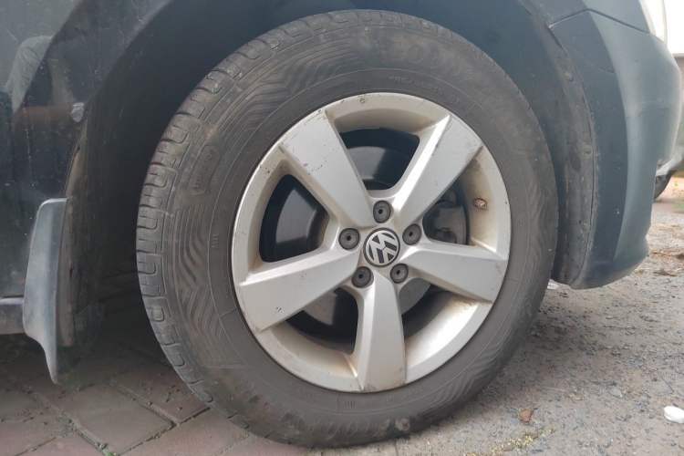 Used Volkswagen Lavida 2013 Revised Classic 1.6L Manual Fashion Edition Right Front Wheel Hub