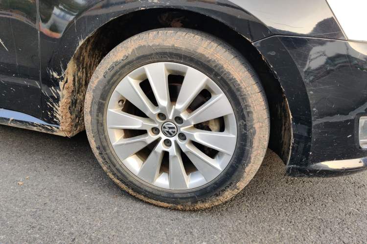 Used Volkswagen Lavida 2013 Restyled Classic 1.6L Manual Comfort Edition Right Front Wheel Hub