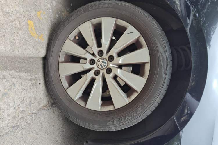 Used Volkswagen Lavida 2013 1.6L Manual Comfort Edition Right Front Wheel Hub