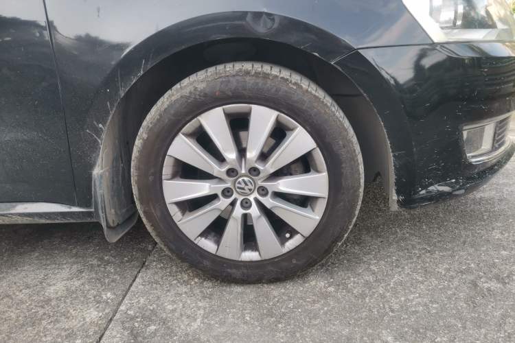 Used Volkswagen Lavida 2013 Restyled Classic 1.6L Manual Comfort Edition Right Front Wheel Hub
