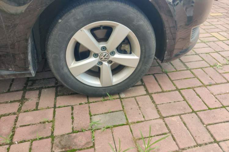 Used Volkswagen Lavida 2013 Revised Classic 1.6L Automatic Fashion Edition Right Front Wheel Hub