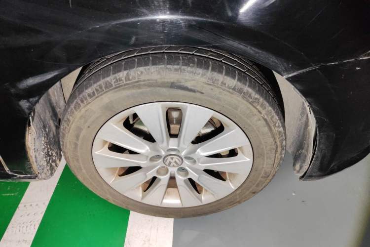 Used Volkswagen Lavida 2013 1.6L Manual Comfort Edition Right Front Wheel Hub